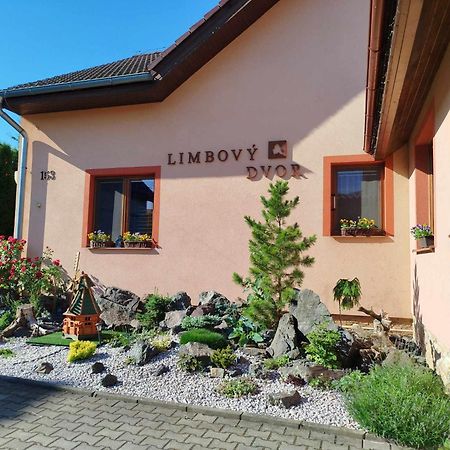 Pezion Limbovy Dvor Hotel Vrbov Ngoại thất bức ảnh