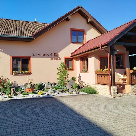 Pezion Limbovy Dvor Hotel Vrbov Ngoại thất bức ảnh