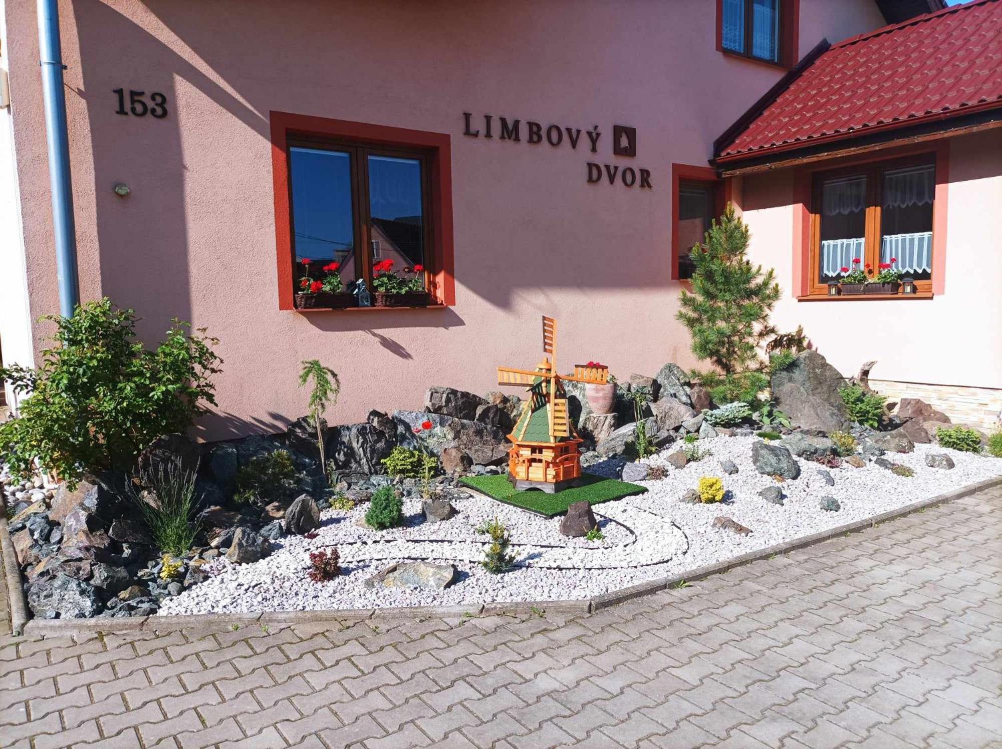 Pezion Limbovy Dvor Hotel Vrbov Ngoại thất bức ảnh