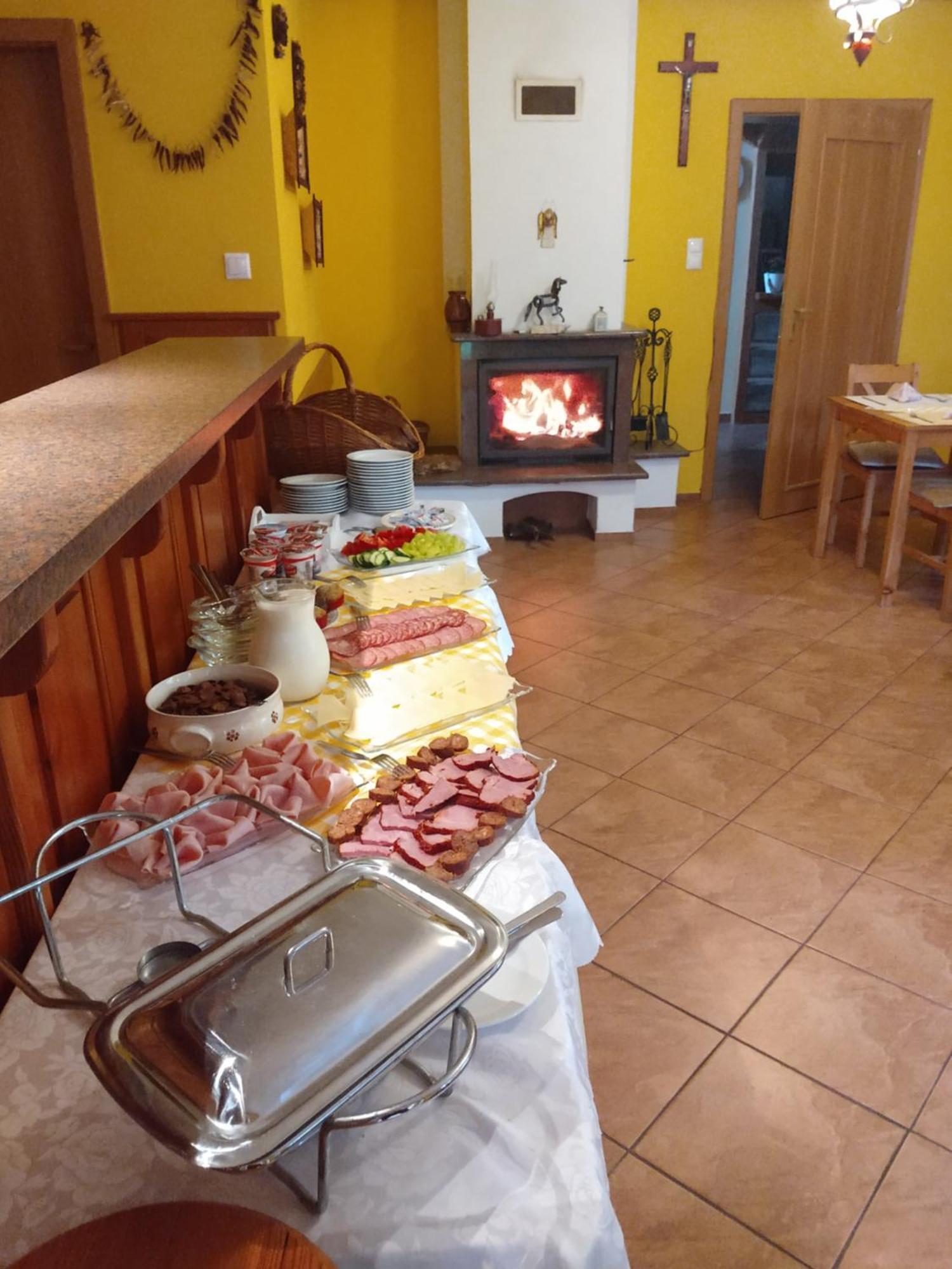Pezion Limbovy Dvor Hotel Vrbov Ngoại thất bức ảnh