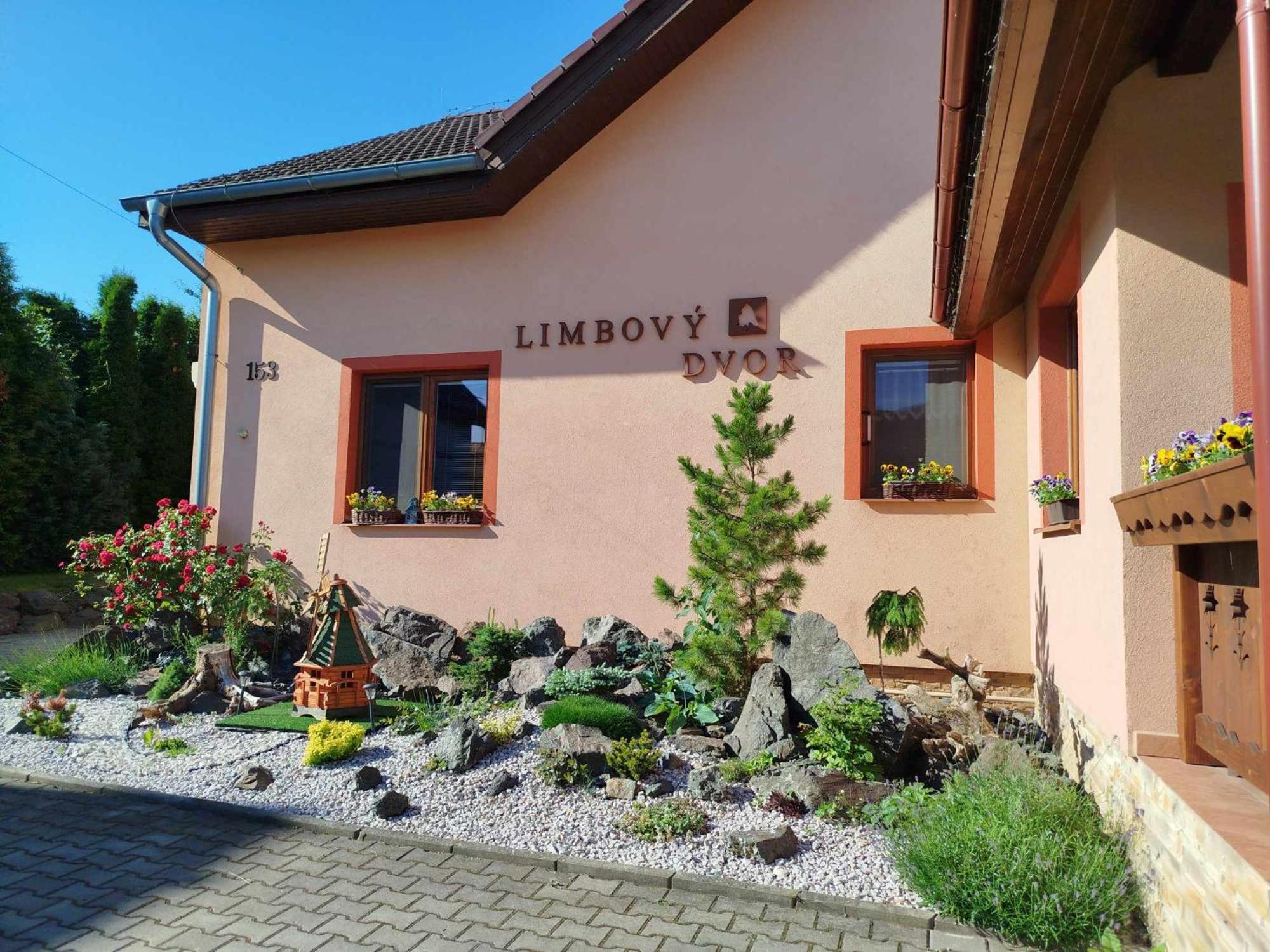 Pezion Limbovy Dvor Hotel Vrbov Ngoại thất bức ảnh