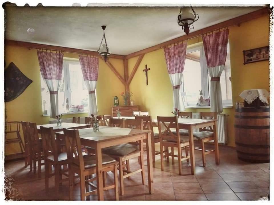 Pezion Limbovy Dvor Hotel Vrbov Ngoại thất bức ảnh