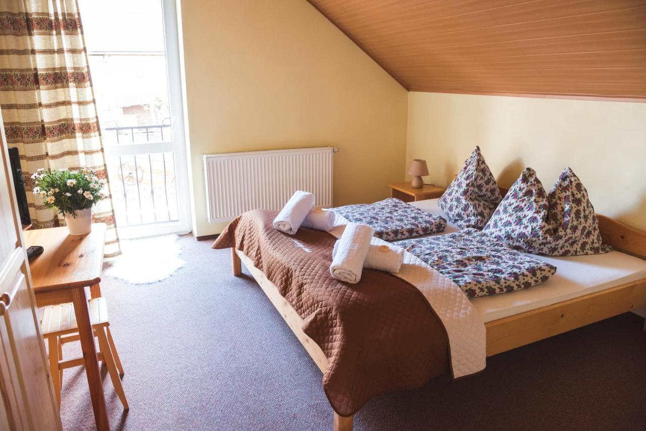Pezion Limbovy Dvor Hotel Vrbov Ngoại thất bức ảnh