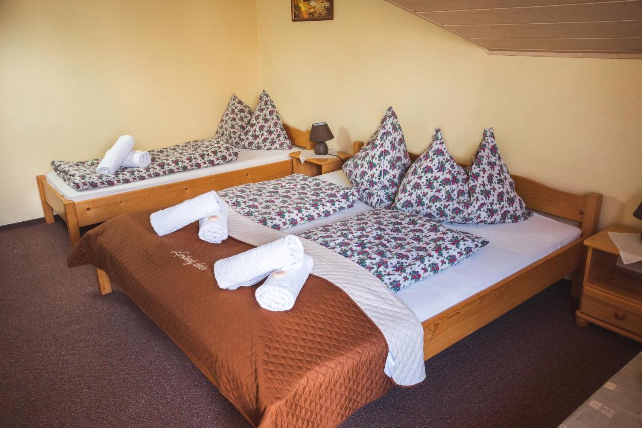 Pezion Limbovy Dvor Hotel Vrbov Ngoại thất bức ảnh